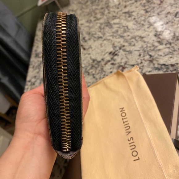 Authentic Louis Vuitton Monogram-Multicolor Zippy Wallet. - Picture 6 of 16
